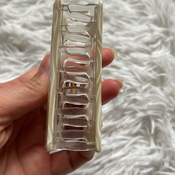 France Luxe
Midi Cutout Rectangle Jaw
Hair Clip - Picture 6 of 9